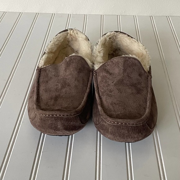 UGG Ascott Men’s Brown Shearling Slippers size 13 main image 9